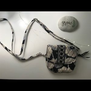 VERA BRADLEY CROSS BODY BAG. RETIRED.